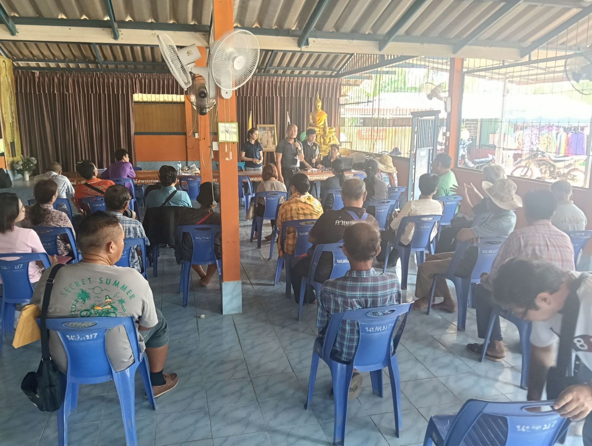 title - วันที่ 3 เมษายน 2569 นายวิทูล ประดิษฐ์บุญ ปฏิรูปที่ดินจังหวัดปราจีนบุรี มอบหมายให้ นายลิขิต ผันผ่อน ผู้อำนวยการกลุ่มกฎหมาย พร้อมด้วย เจ้าหน้าที่ ส.ป.ก.ปราจีนบุรี ลงพื้นที่ออกศูนย์บริการเคลื่อนที่ “Mobile Unit”  ยื่นคำร้องทั่วไปและปรึกษาข้อกฎหมายที่เกี่ยวข้องกับการปฏิรูปที่ดิน ณ เขาไม้แก้ว อำเภอกบินทร์บุรี จังหวัดปราจีนบุรี